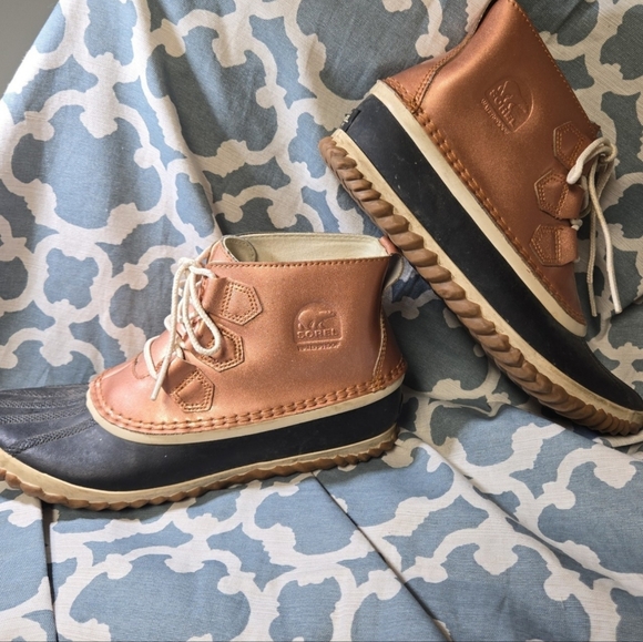 Sorel Out N About Ankle Boots Women's 8.5 Rose Gold Leather Waterproof Duck Rain - Picture 1 of 7